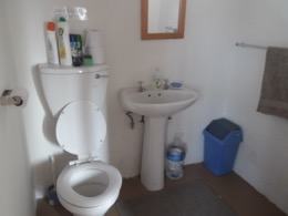 Mpojane Double room toilet and washbasin